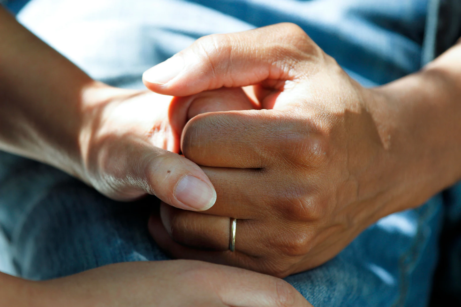 Fisioterapeuta movilizando la mano de un paciente